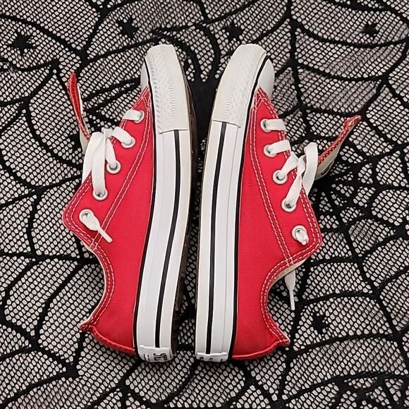 Red Low Top Chuck Taylor's All Star Youth Size 1 - Picture 6 of 10